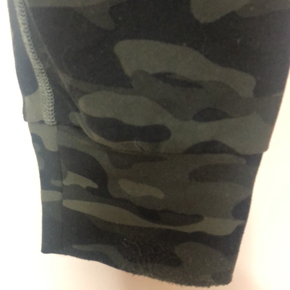 Men’s Alphalete Camo Performance Joggers - Picture 3 of 6